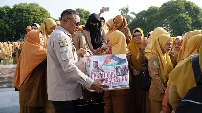 Wakil Wali Kota Tidore Kepulauan, Maluku Utara Muhammad Sinen menggalang dana untuk membantu rakyat Palestina.