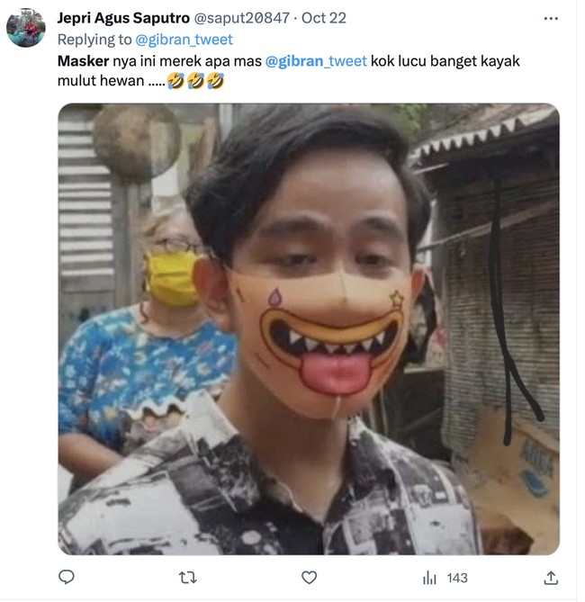 Pernah pula ia viral karena maskernya yang lain daripada lain. Ia sempat mengunggah foto saat berkunjung ke pemukiman warga di mana ia mengenakan masker karakter sedang memelet. Potret tersebut kembali jadi sorotan setelah Gibran yang baru dua tahun jadi walikota Solo itu akhirnya maju sebagai calon wakil presiden pendamping Prabowo. (Foto: Twitter)