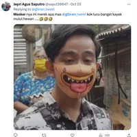 Pernah pula ia viral karena maskernya yang lain daripada lain. Ia sempat mengunggah foto saat berkunjung ke pemukiman warga di mana ia mengenakan masker karakter sedang memelet. Potret tersebut kembali jadi sorotan setelah Gibran yang baru dua tahun jadi walikota Solo itu akhirnya maju sebagai calon wakil presiden pendamping Prabowo. (Foto: Twitter)