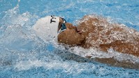 Rifky tampil meyakinkan di babak final cabang renang nomor 100 meter gaya punggung putra S-12. Rifky finis pertama dengan mencatatkan waktu 1 menit 03,55 detik sehingga berhak atas medali emas. Antara Foto/NPC Indonesia/Agung Wahyudi.  