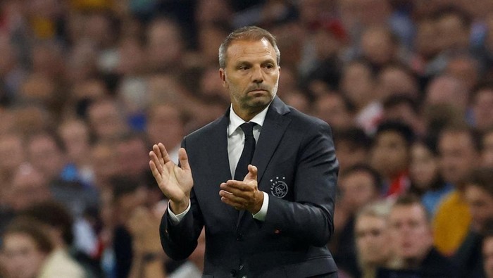 FILE PHOTO: Soccer Football - Europa League - Group B - Ajax Amsterdam v Olympique de Marseille - Johan Cruijff Arena, Amsterdam, Netherlands - September 21, 2023 Ajax Amsterdam coach Maurice Steijn reacts REUTERS/Piroschka Van De Wouw/File Photo