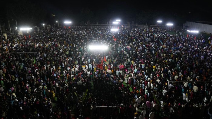 Melihat Dibakarnya Patung Rahwana di Festival Dussehra India Patung raja iblis Rahwana dibakar saat Festival Dussehra. Festival ini sebagai simbol menangnya kebaikan atas kejahatan.