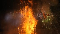 Tampak Patung raja iblis Rahwana dibakar. Hal ini menjadi berakhirnya festival Dussehra di Hyderabad, India.
