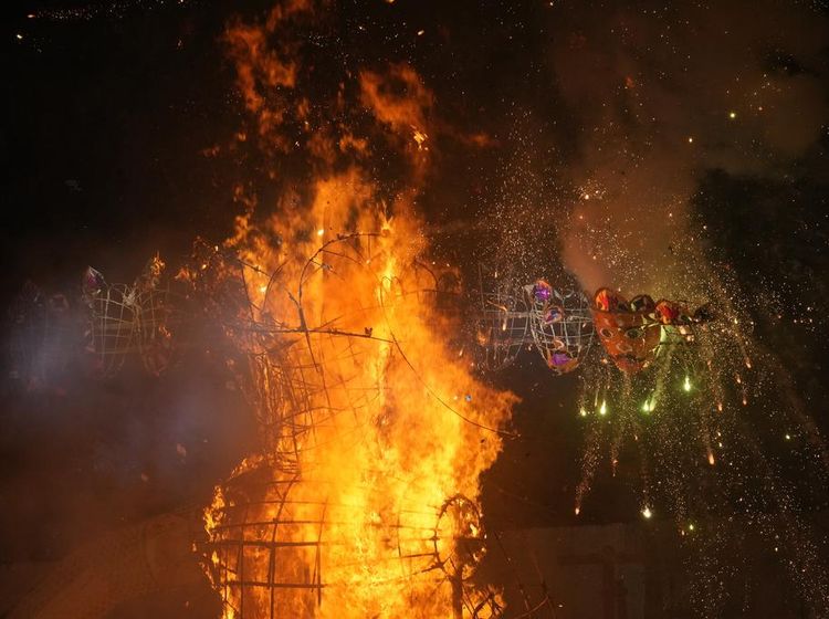 Melihat Pembakaran Patung Rahwana di Festival Dussehra India