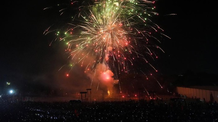 Melihat Dibakarnya Patung Rahwana di Festival Dussehra India Patung raja iblis Rahwana dibakar saat Festival Dussehra. Festival ini sebagai simbol menangnya kebaikan atas kejahatan.