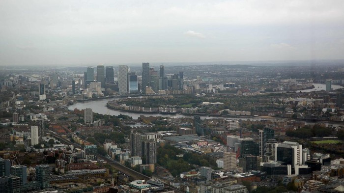 Memandang Cakrawala London dari Gedung Tertinggi Kedua di Inggris A man looks out at the London skyline from the Horizon 22 viewing gallery on level 58 of the 62-storey 22 Bishopsgate skyscraper in London, Britain, October 23, 2023. REUTERS/Hannah McKay