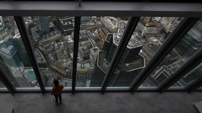 A man looks out at the London skyline from the Horizon 22 viewing gallery on level 58 of the 62-storey 22 Bishopsgate skyscraper in London, Britain, October 23, 2023. REUTERS/Hannah McKay
