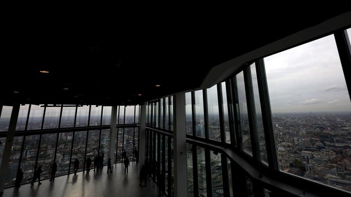 Memandang Cakrawala London dari Gedung Tertinggi Kedua di Inggris A man looks out at the London skyline from the Horizon 22 viewing gallery on level 58 of the 62-storey 22 Bishopsgate skyscraper in London, Britain, October 23, 2023. REUTERS/Hannah McKay