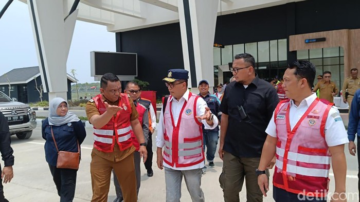 Menhub Budi Karya kunjungi Bandara Mentawai jelang peresmian (Rizky Adha Mahendra/detikcom)
