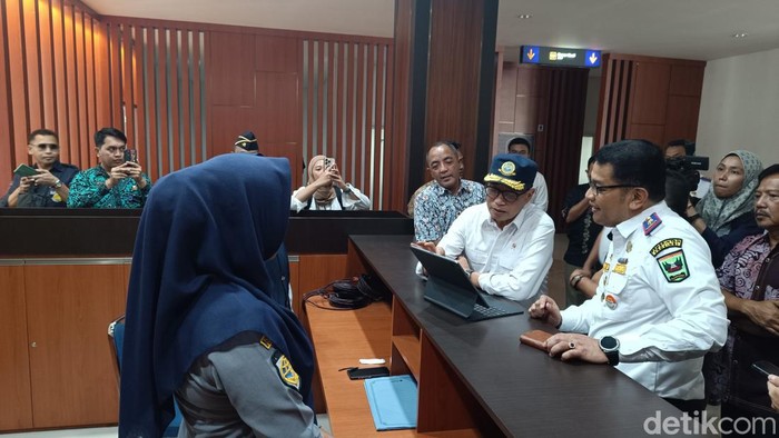 Menhub Budi Karya tinjau Terminal Anak Air, Padang (Rizky Adha Mahendra/detikcom)