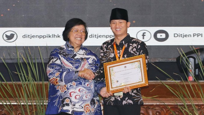Menteri Siti Nurbaya memberi penghargaan ke Bupati M Nur Arifin