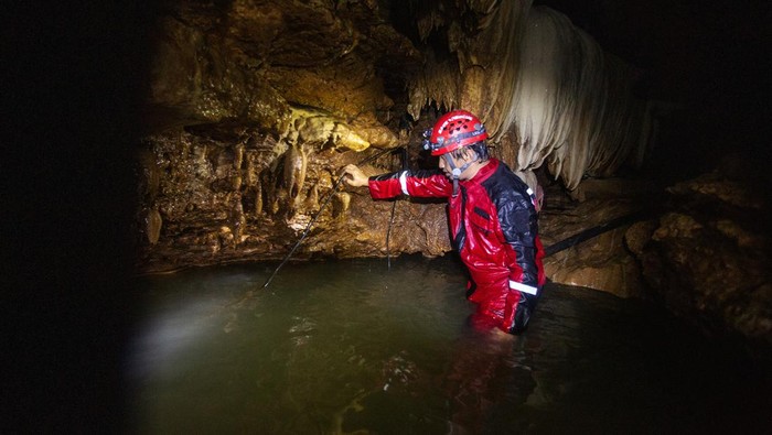 Menyusuri Gua Plelean Gunungkidul yang Memiliki Sumber Air Bersih Penulusur gua dari Save+Rescue menunjukkan sumber air bersih di Gua Plelean, Tepus, Gunungkidul, DI Yogyakarta, Senin (23/10/2023). Potensi sumber air bersih di sejumlah gua dan sungai bawah tanah yang tersebar di kawasan pegunungan karst Gunungkidul tersebut dapat dimanfaatkan untuk mengatasi kekurangan air bersih saat musim kemarau oleh warga sekitar jika di kelola dengan baik. ANTARA FOTO/Hendra Nurdiyansyah/rwa.