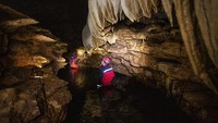 Tim dari Save+Rescue memeriksa sumber air bersih di Gua Plelean, Tepus, Gunungkidul, DIY, Senin (23/10/2023). 