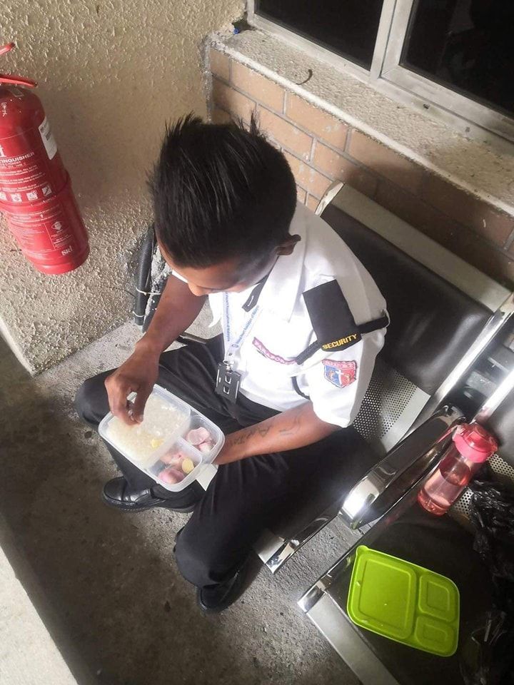 Miris! Satpam Ini Ketahuan Hanya Makan Nasi Sop dan Bawang Mentah