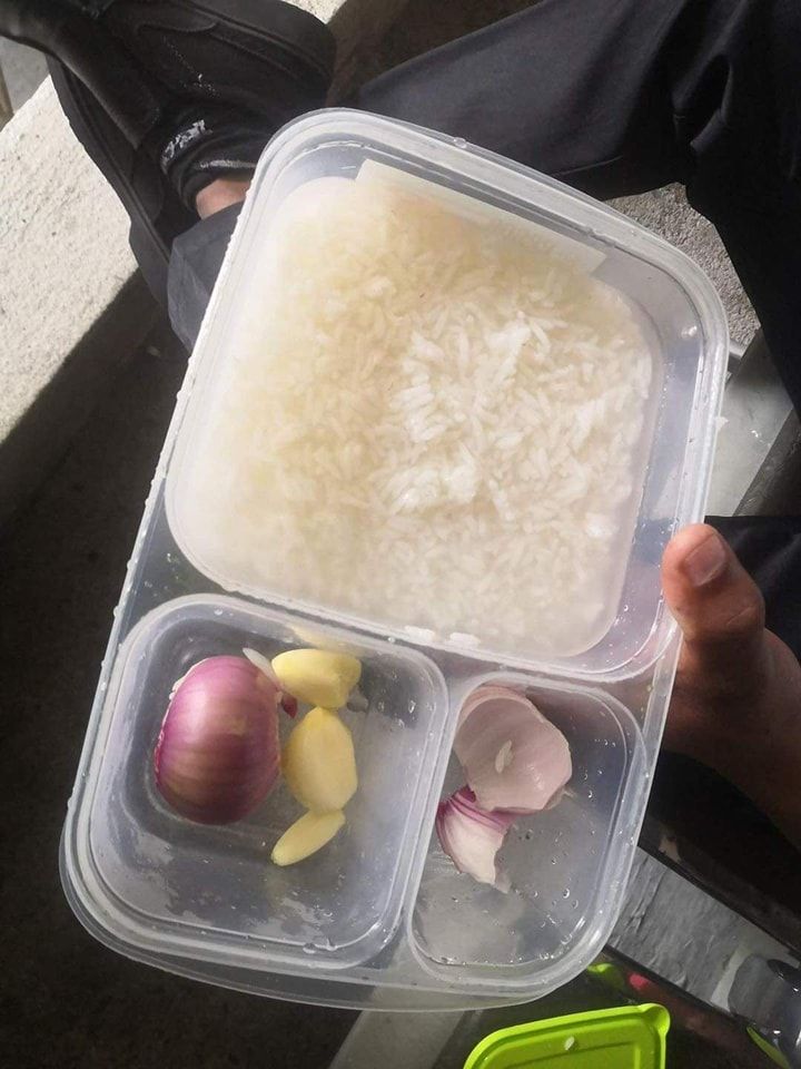 Miris! Satpam Ini Ketahuan Hanya Makan Nasi Sop dan Bawang Mentah
