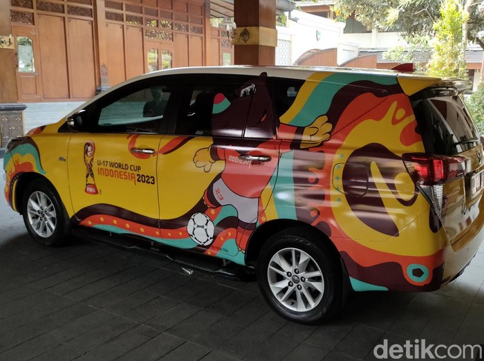 Mobil dinas Wali Kota Solo, Gibran Rakabuming Raka, berganti stiker Piala Dunia U-17, Selasa 924/10/2023).