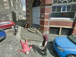 Momen Aneh yang Terekam Mobil Google