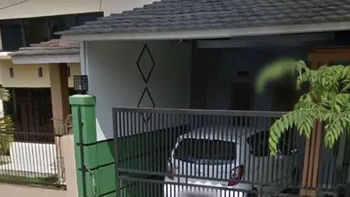 Perjemur di pantai sudah biasa, berjemur depan garasi rumah baru istimewa. .Foto: Sisi Terang