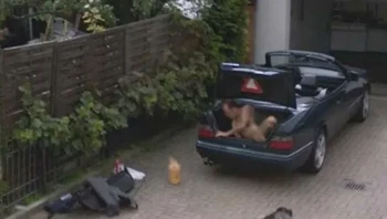 Entah apa yang dilakukan pria dalam bagasi mobil. Foto: Sisi Terang