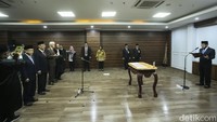 Adapun tiga anggota MKMK yang dilantik ialah Wahiduddin Adams, Jimly Asshiddiqie, dan Bintan R. Saragih.