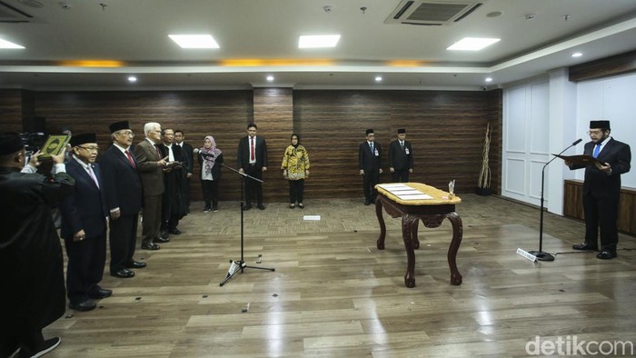 Momen Anwar Usman Lantik Tiga Anggota MKMK Momen Anwar Usman Lantik Tiga Anggota MKMK