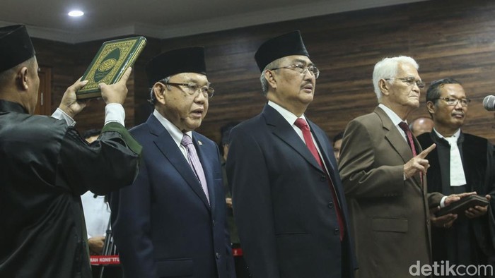 Momen Anwar Usman Lantik Tiga Anggota MKMK