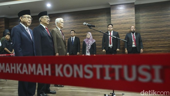 Momen Anwar Usman Lantik Tiga Anggota MKMK Momen Anwar Usman Lantik Tiga Anggota MKMK