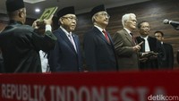 Pelantikan digelar di gedung MK, Jalan Medan Merdeka Barat, Jakarta Pusat, Selasa (24/10/2023). Pelantikan pun dihadiri hakim konstitusi dan para pejabat di lingkungan Kepaniteraan dan Sekretariat Jenderal MK.