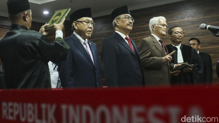 Momen Anwar Usman Lantik Tiga Anggota MKMK