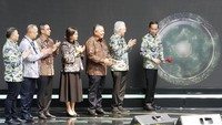 Presiden Jokowi didampingi Menkeu Sri Mulyani dan Gubernur BI Perry Warjiyo membuka acara BNI Investor Daily Summit 2023, di Hutan Kota by Plataran, Jakarta, Selasa (24/10/2023). 