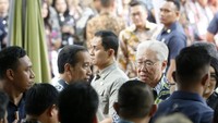 Ia pun berharap implementasi kerja di sektor mikro dapat tetap dijaga guna memastikan perekonomian tetap berkesinambungan. Sejalan dengan itu, Jokowi menilai, kerja tim sangat diperlukan untuk menghadapi tantangan ekonomi global yang tidak menentu. Melalui tim yang terbentuk dengan baik, pembangunan akan berjalan sesuai rencana.