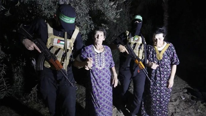 Momen pembebasan dua wanita Israel oleh Hamas. (Al Qassam Brigades via AP)