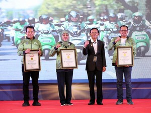 Khofifah Konvoi Motor Listrik Sekaligus Resmikan PLTS Atap 20 Titik se-Jatim