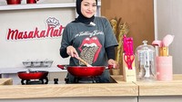 Nathalie juga beberapa kali sibuk membuat konten di channel YouTube miliknya. Ada beberapa momen masak yang ia tampilkan. Foto: Instagram @nathalieholscher