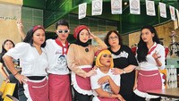 Saat Karens Diner sedang hits, Nathalie juga pernah mengunjunginya. Tak hanya makan, tapi ia juga berperan sebagai pelayan galak. Foto: Instagram @nathalieholscher