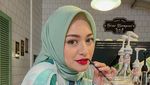 Ini Momen Nathalie Holscher Saat Ngopi dan Masak di Rumah