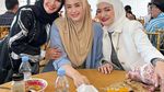 Ini Momen Nathalie Holscher Saat Ngopi dan Masak di Rumah