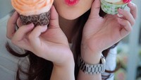 Pose lucu Nathalie ketika menikmati cupcake juga sempat dibagikan olehnya. Ia memegang 2 cupcake dengan topping buttercream yang lembut. Foto: Instagram @nathalieholscher