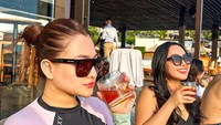 Nathalie sempat liburan bersama sahabatnya ke Bali. Begini momennya ketika menikmati minuman yang dingin segar. Foto: Instagram @nathalieholscher