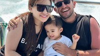 Baru putus dengan mantan kekasihnya, Nathalie kembali menjadi sorotan setelah mengenalkan kekasih barunya. Nathalie menyematkan keterangan yang menjelaskan kalau dirinya bahagia. Foto: Instagram @nathalieholscher