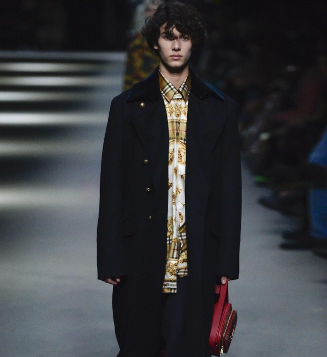 Sebelum gelarnya dicabut, nama Nikolai memang sudah terkenal di industri modeling. Ia pernah melenggang di Burberry’s London Fashion Week hingga menjadi model dari brand mewah Dior. Foto: Instagram @nikolaitildanmark