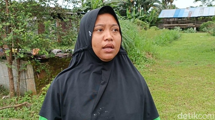 Nurhayati, istri dari Gunawan saat diwawancarai di kediamannya, Jalan Mawar, Kota Medan. (Goklas Wisely/detikSumut).
