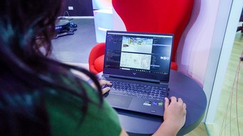 Salah satu contoh bagaimana content creator dapat berperan untuk melestarikan nilai dan budaya bangsa sejalan dengan transformasi digital Indonesia antara lain adalah dengan membuat konten yang menarik dan interaktif terkait promosi dan pelestarian warisan budaya Indonesia. Mereka dapat menciptakan konten yang mendokumentasikan, mengulas, atau mengenalkan tradisi, cerita rakyat, seni, dan nilai-nilai budaya Indonesia kepada khalayak yang lebih luas. Dengan melibatkan audiens, mereka membantu mewariskan pengetahuan budaya dari generasi ke generasi. 