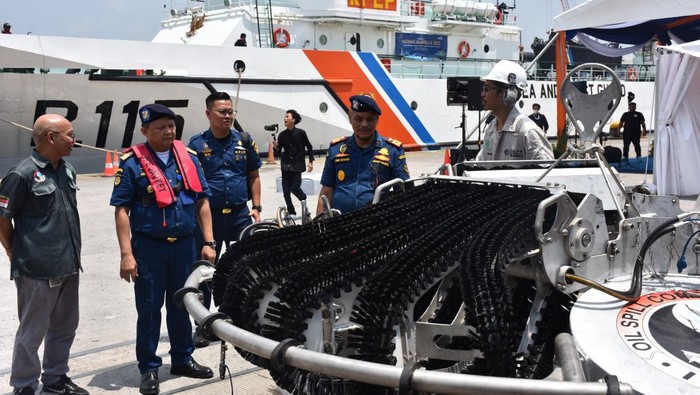 Indonesia merupakan negara maritim dengan luas perairan 6,4 juta km persegi, karena itu latihan untuk menangguli tumpahan minyak di laut harus dilakukan.
