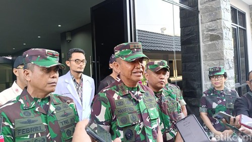 Pangdam IX/Udayana Mayjen Harfendi saat diwawancarai wartawan di Rumah Sakit Wirasakti Kupang, Nusa Tenggara Timur (NTT), Selasa (24/10/2023).