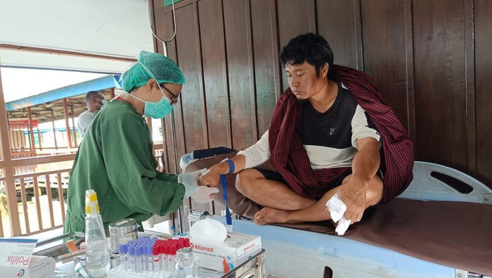 Martinus saat mendapatkan perawatan medis setelah lolos dari serangan KKB di Puncak, Papua Tengah.
