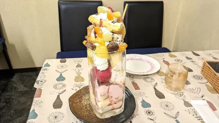 Kafe Berusia 40 Tahun Ini Sajikan Parfait Jumbo yang Fenomenal