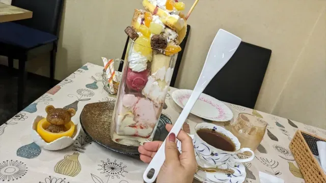 Kafe Berusia 40 Tahun Ini Sajikan Parfait Jumbo yang Fenomenal