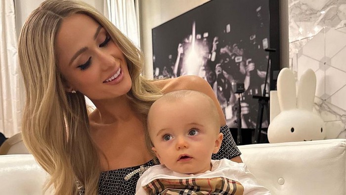 Paris Hilton dan anaknya, Phoenix, yang berusia 9 bulan.