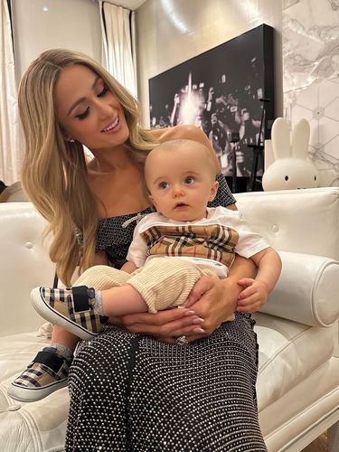 Paris Hilton dan anaknya, Phoenix, yang berusia 9 bulan.